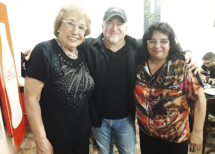 Luis-Elizondo-junto-a-Silvia-y-Andrea-Pérez-Simondini-696x498
